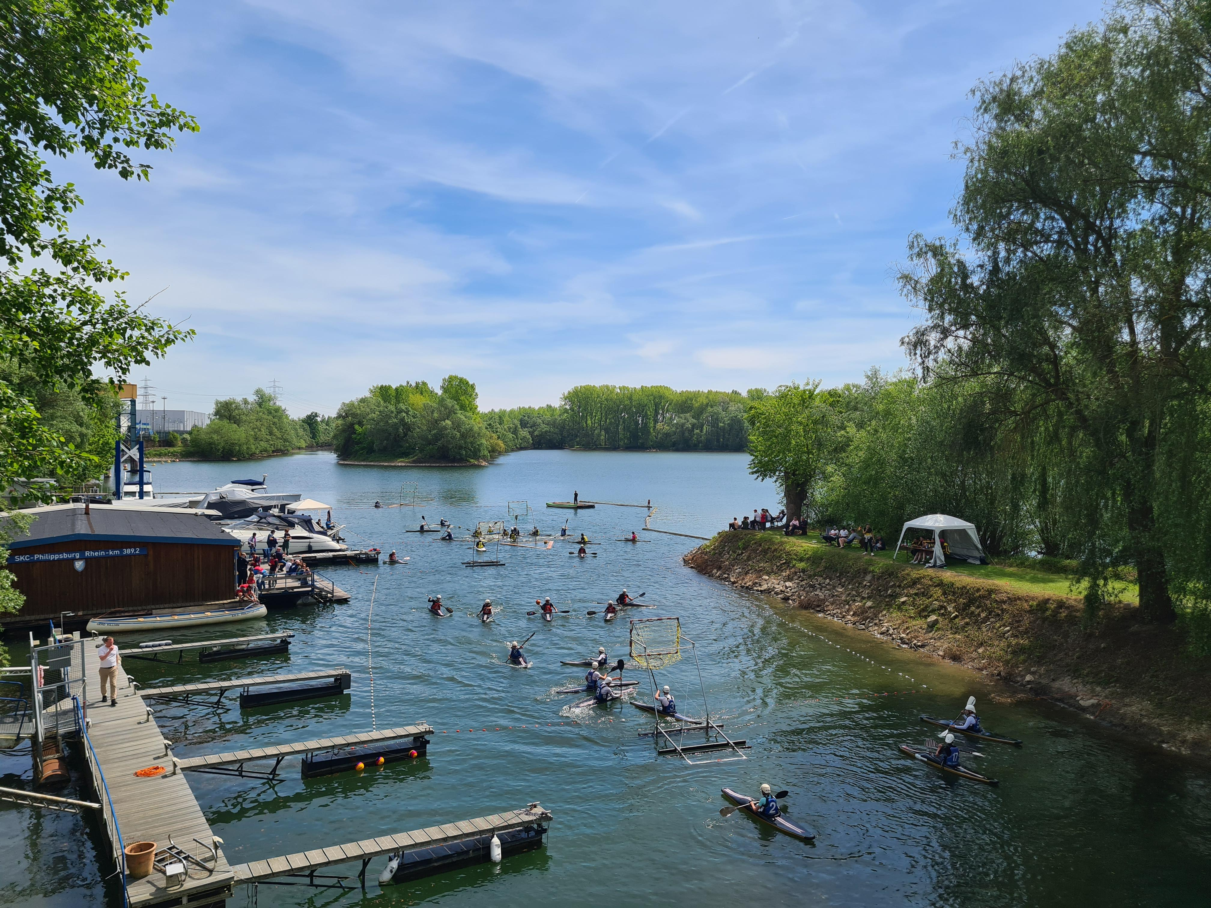 Spielfelder des Poloturniers 2025 in der Sonne vor dem alten Bootshaus.